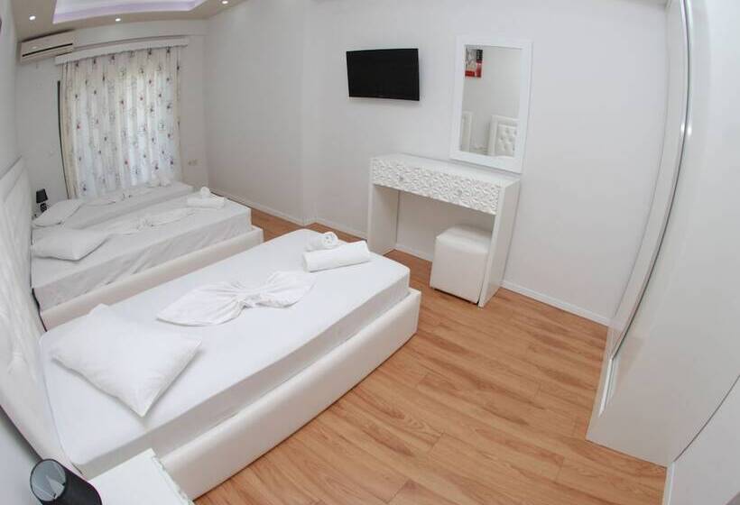 Camera Tripla Classica con Balcone, Iliria