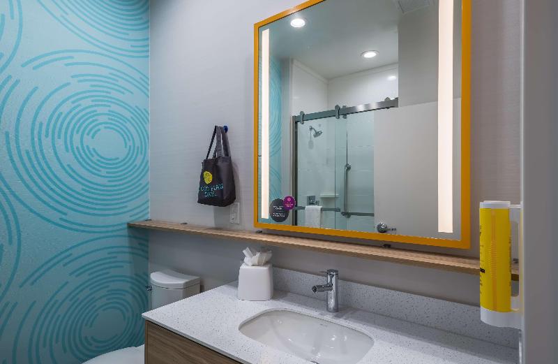 스탠다드 룸 킹사이즈 침대, Tru By Hilton Garland Richardson