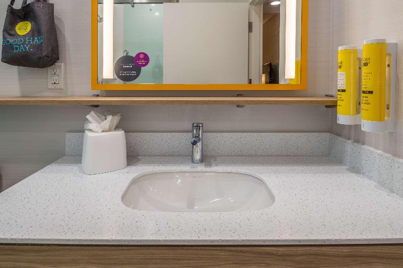 스탠다드 룸 킹사이즈 침대, Tru By Hilton Garland Richardson