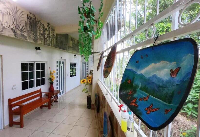 חדר סטנדרט לשלושה, Jovita