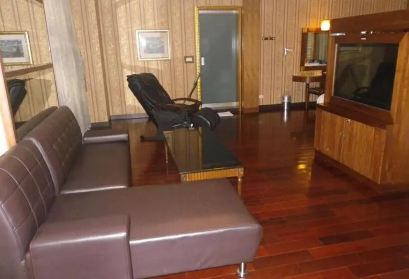 اتاق لوکس چهار تخته, Sunflower Motel