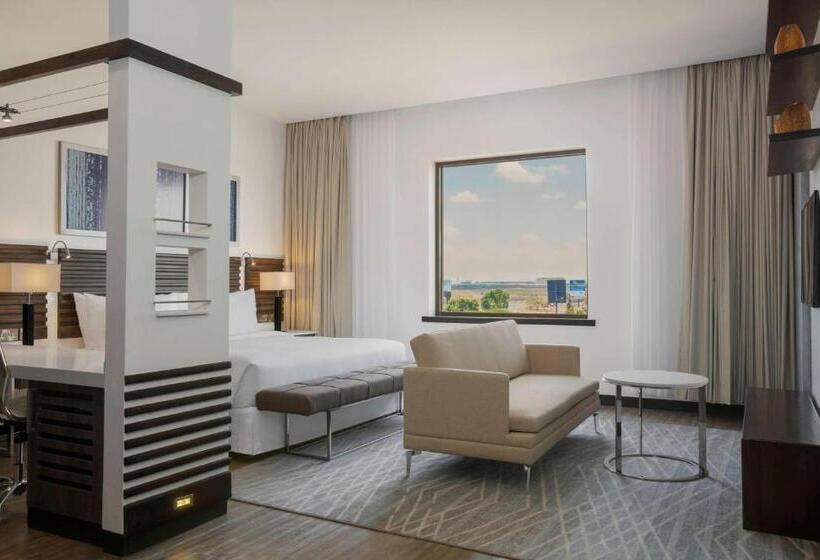 اتاق لوکس با تخت بزرگ, Four Points By Sheraton Nairobi Airport