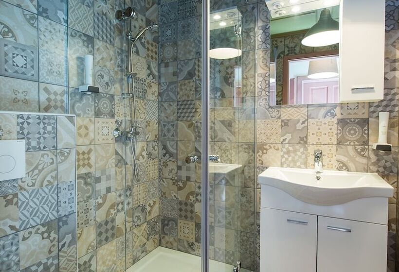 اتاق استاندارد چهار تخته, Central Bled House