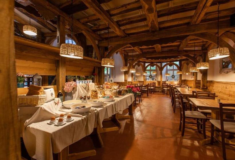 اتاق استاندارد چهار تخته, Central Bled House