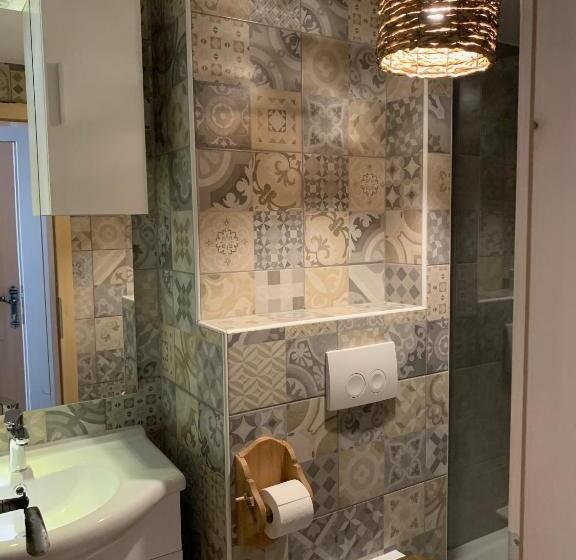 اتاق اکونومی, Central Bled House