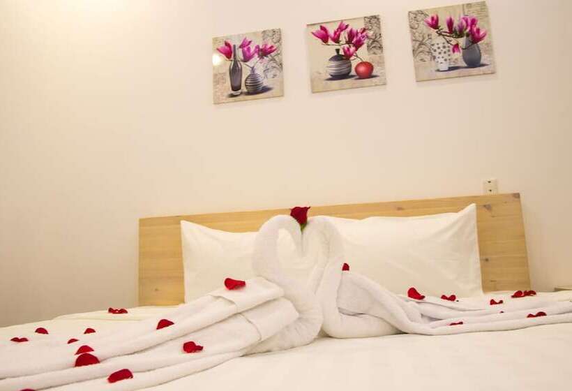 اتاق لوکس, Maika