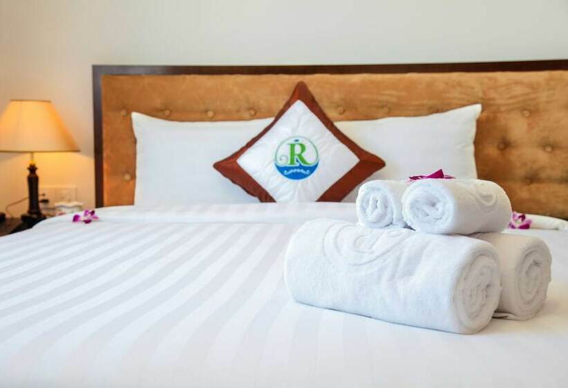 اتاق لوکس سه تخته, Ritzy Boutique Hotel Da Nang Beach