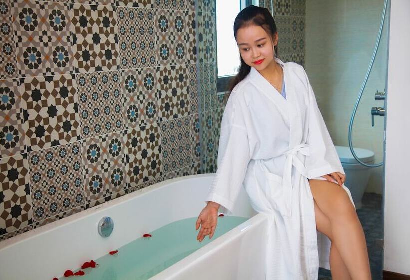 مجموعه ویستا شهر, Ritzy Boutique Hotel Da Nang Beach