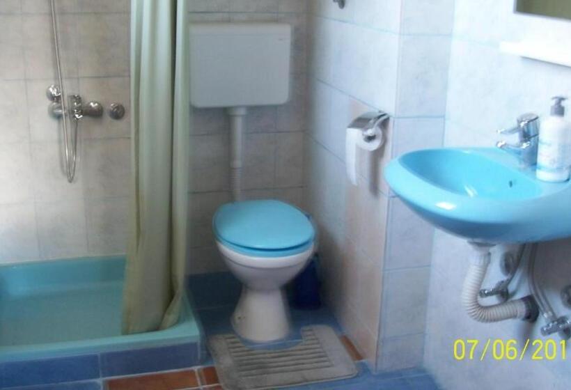 اتاق راحتی سه تخته, Pansion Stari Konak