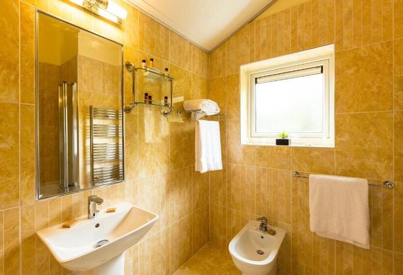 جناح جونيور, Linton Hotel Luton
