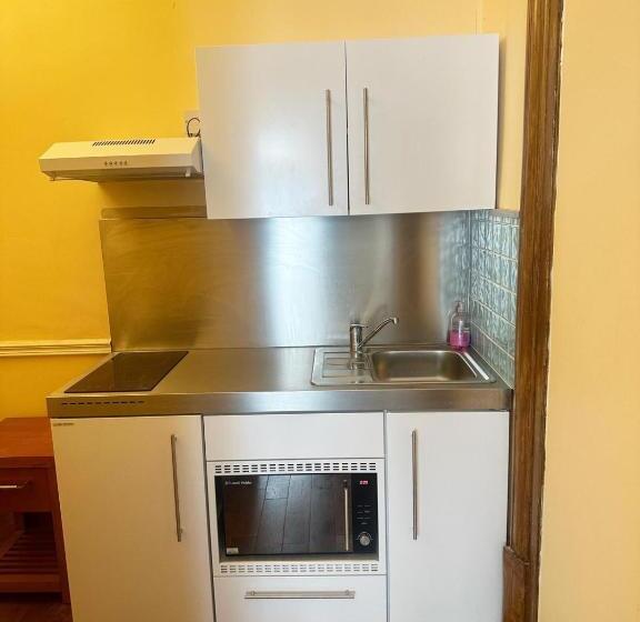 استودیوی لوکس, Linton Hotel Luton