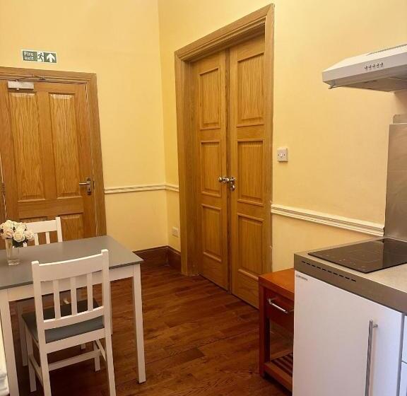 استودیوی لوکس, Linton Hotel Luton