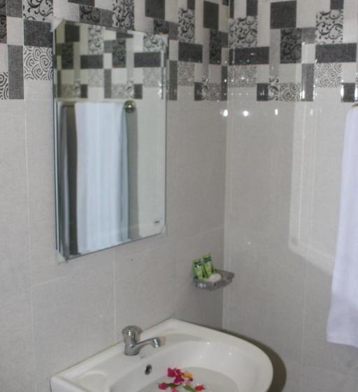 Quarto familia vista montanha, Ritigala Lodge