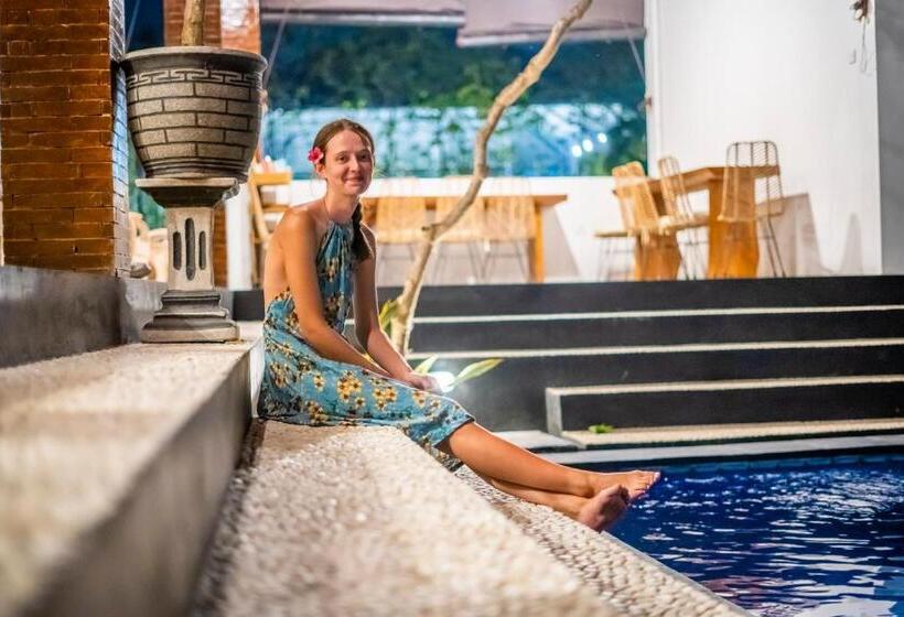 バルコニー付きデラックスルーム, The Nest Canggu