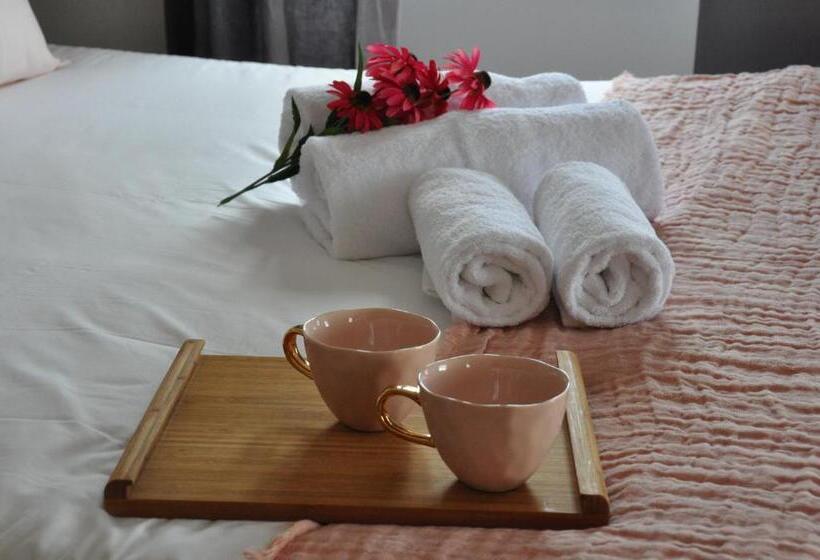 استودیو استاندارد با تخت کینگ, La Tour Gregoire