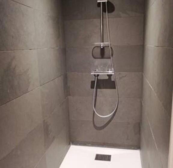 استودیو استاندارد با تخت کینگ, La Tour Gregoire