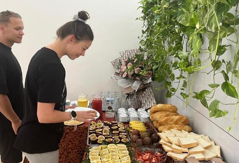 اتاق خانوادگی با چشمانداز کوه, Cat Ba Green