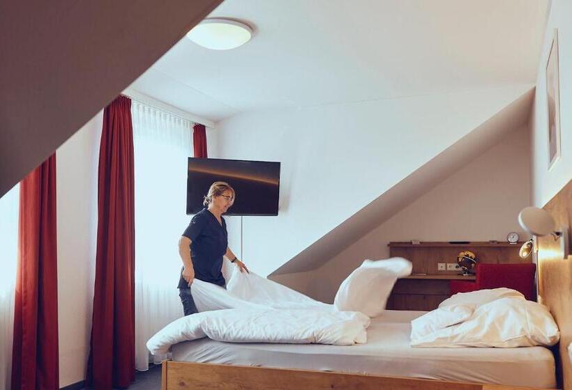 Номер Deluxe, Die Burg