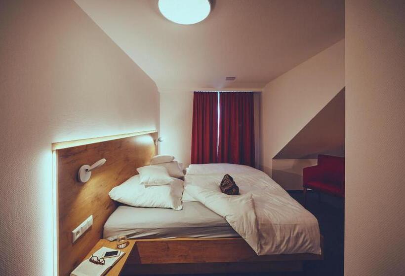 Апартаменты 1 Спальня, Die Burg