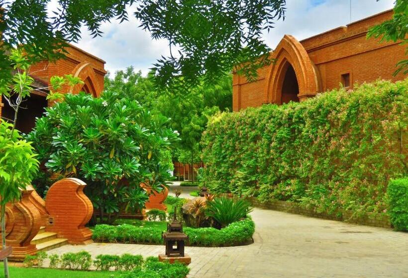 Suite with lake view, Heritage Bagan