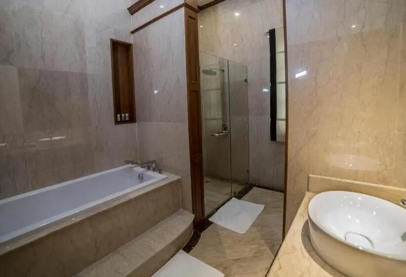 Suite with lake view, Heritage Bagan
