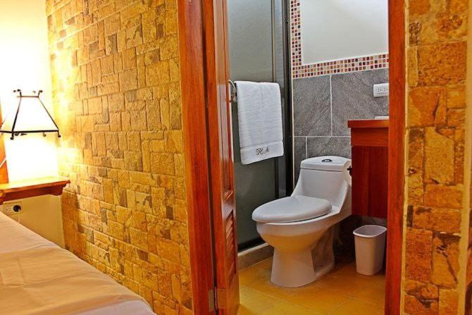 اتاق خانوادگی, Mirna & Oct