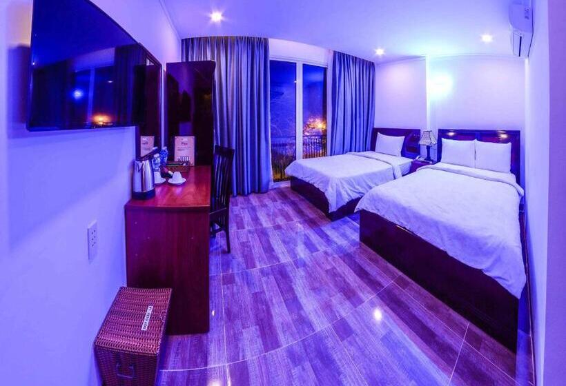 اتاق خانوادگی, Sunny