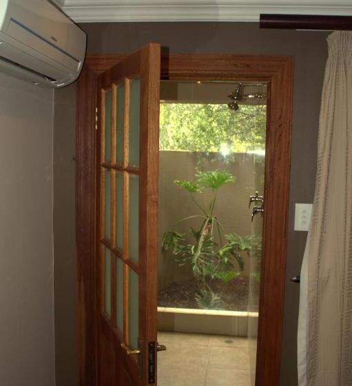 جناح, Tuskers Bush Lodge B&b