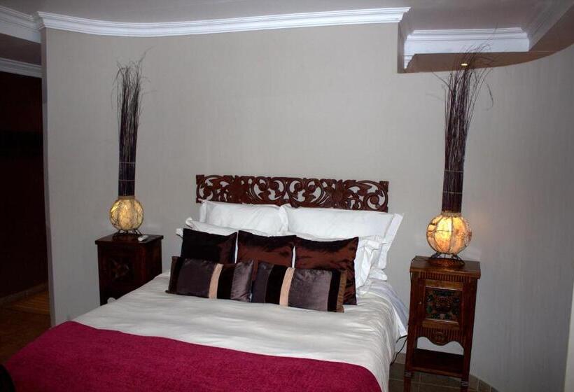 スイート, Tuskers Bush Lodge B&b