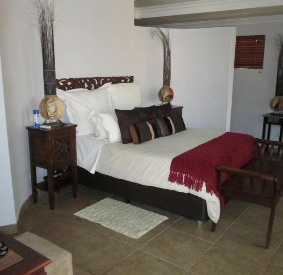 جناح, Tuskers Bush Lodge B&b