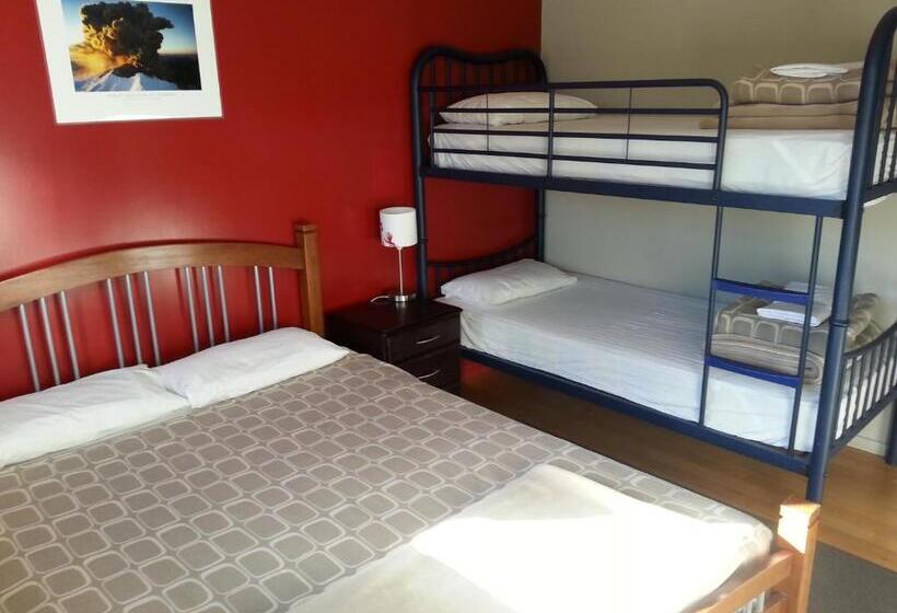 חדר סטנדרטי לארבעה עם חדר אמבטיה משותף, Riverstone Lodge