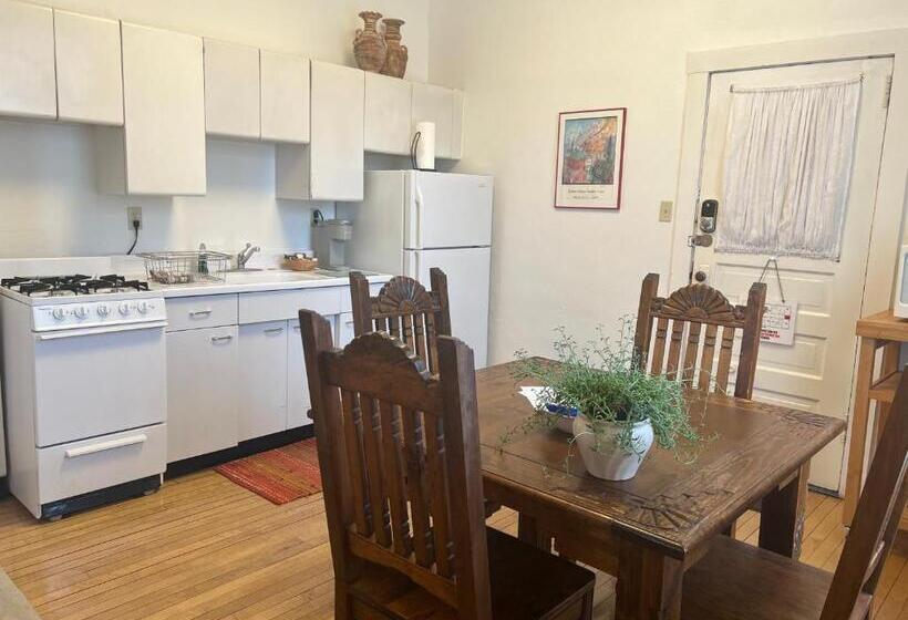 إستوديو قياسى, Canyon Rose Suites