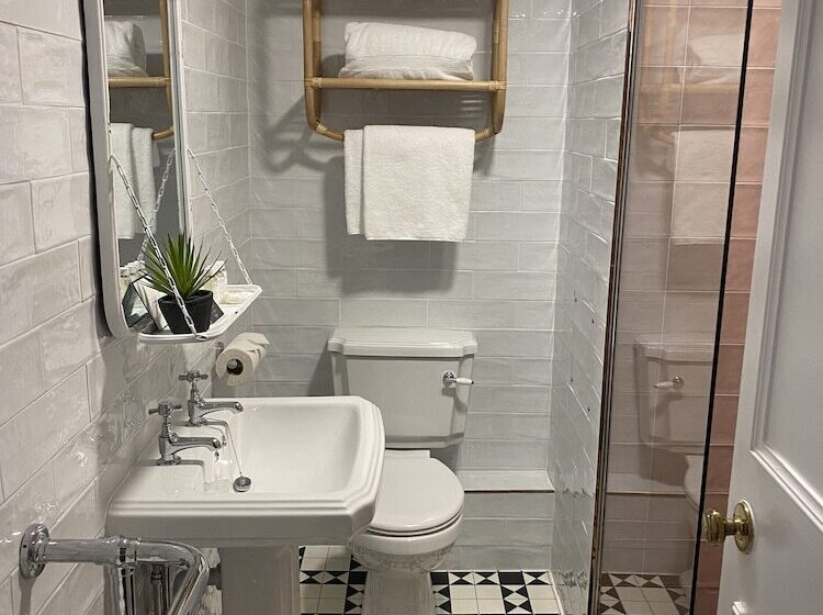 スタンダードルーム, Hartford Hall On School Lane