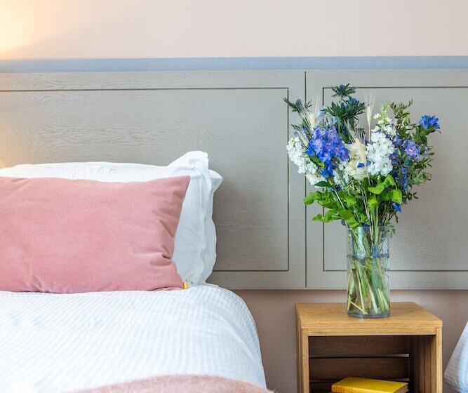 スタンダードルーム, Hartford Hall On School Lane