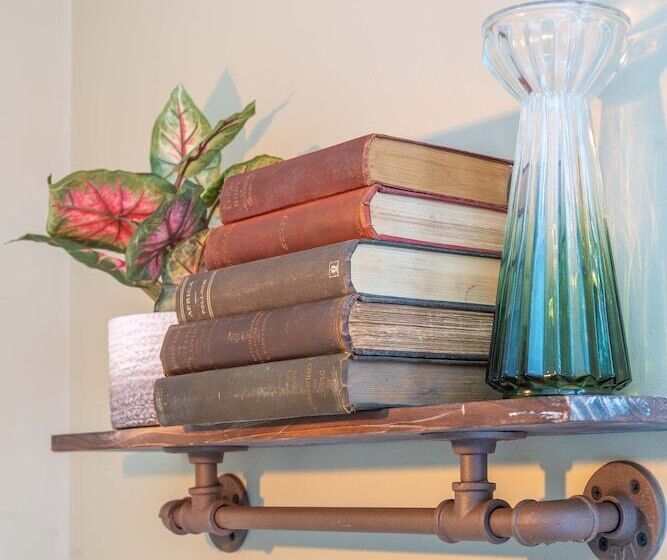 スタンダードルーム, Hartford Hall On School Lane