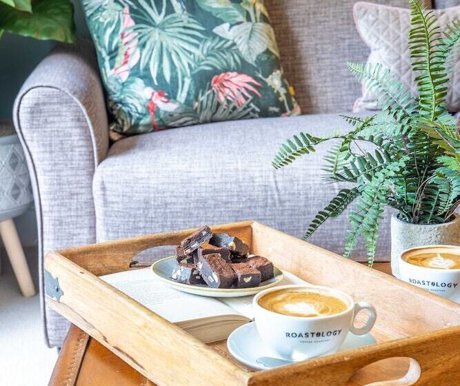 ファミリールーム, Hartford Hall On School Lane