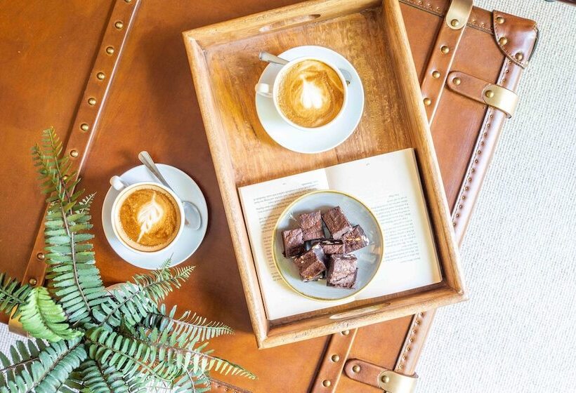 ファミリールーム, Hartford Hall On School Lane