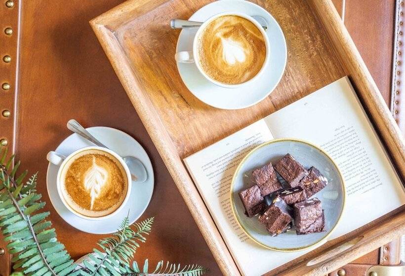 ファミリールーム, Hartford Hall On School Lane