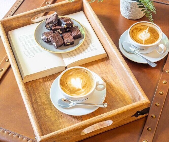 ファミリールーム, Hartford Hall On School Lane