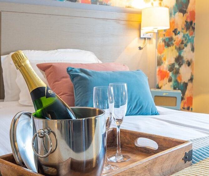 ファミリールーム, Hartford Hall On School Lane