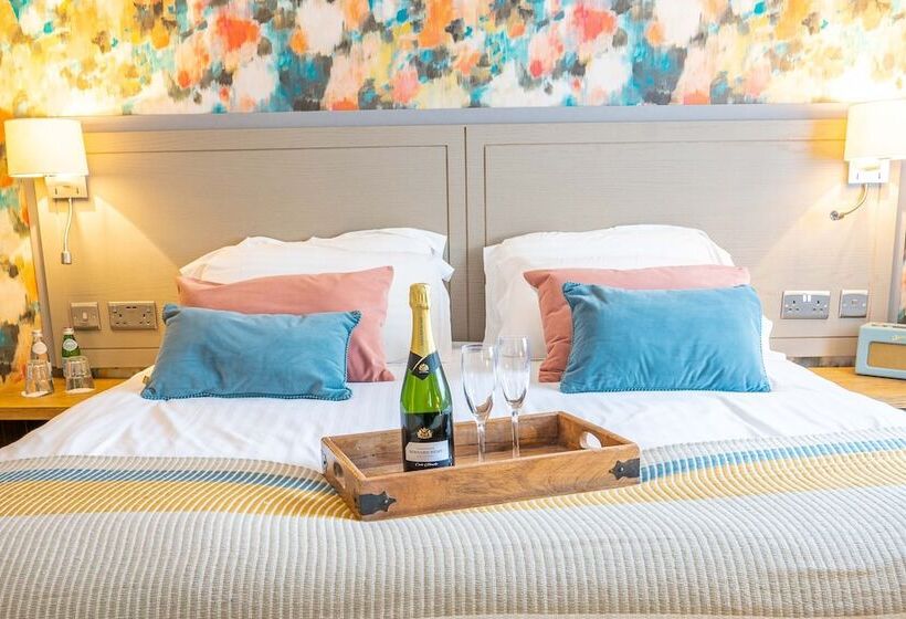 ファミリールーム, Hartford Hall On School Lane