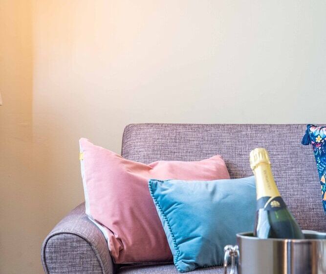 ファミリールーム, Hartford Hall On School Lane