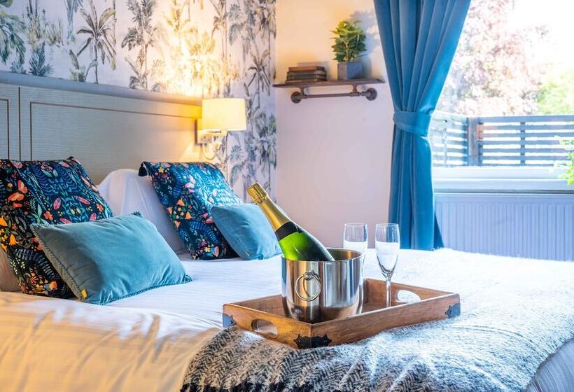 ファミリールーム, Hartford Hall On School Lane