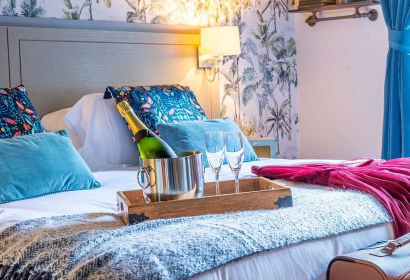 ファミリールーム, Hartford Hall On School Lane