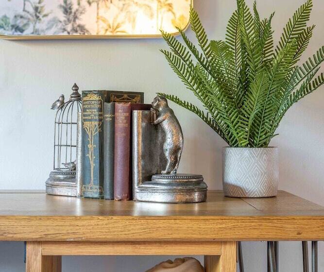 ファミリールーム, Hartford Hall On School Lane