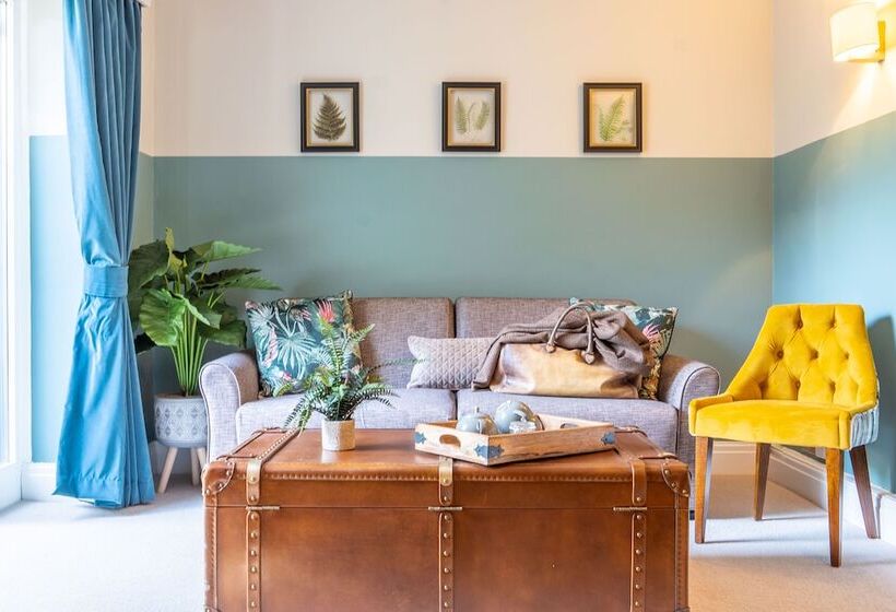 ファミリールーム, Hartford Hall On School Lane