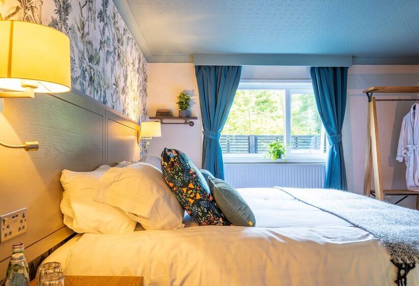 ファミリールーム, Hartford Hall On School Lane