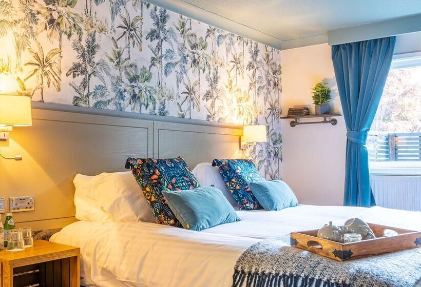 ファミリールーム, Hartford Hall On School Lane