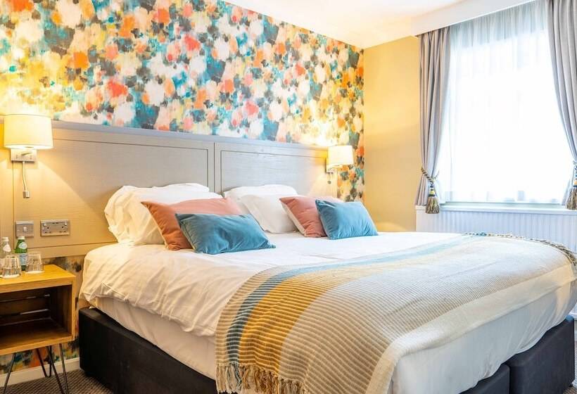 ファミリールーム, Hartford Hall On School Lane