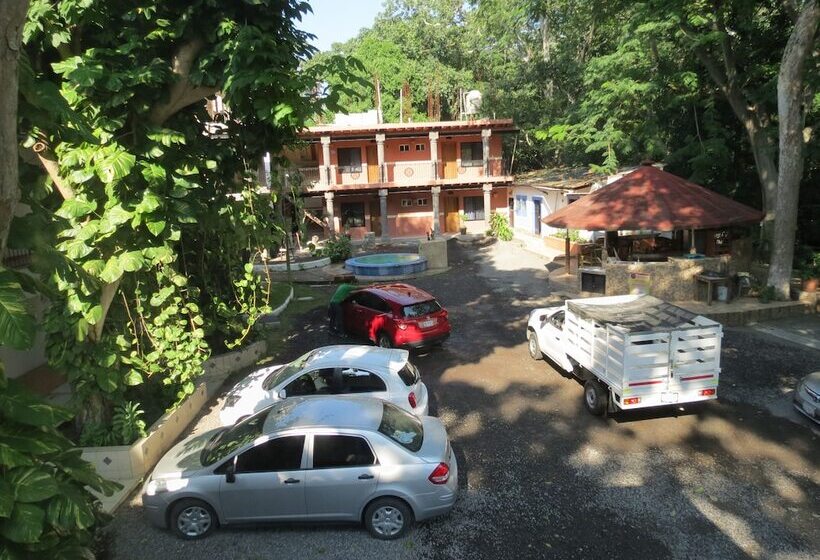 غرفة قياسية رباعية, Posada Comala